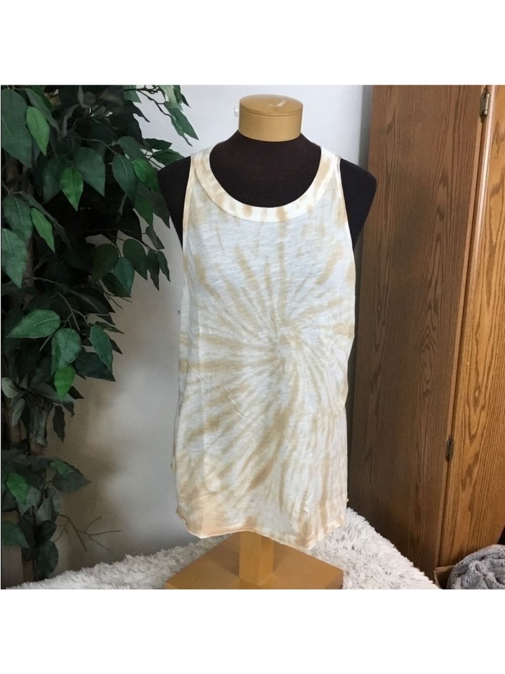 SO sleeveless muscle tank Woman’s Juniors size XXL tan & white spiral pa…